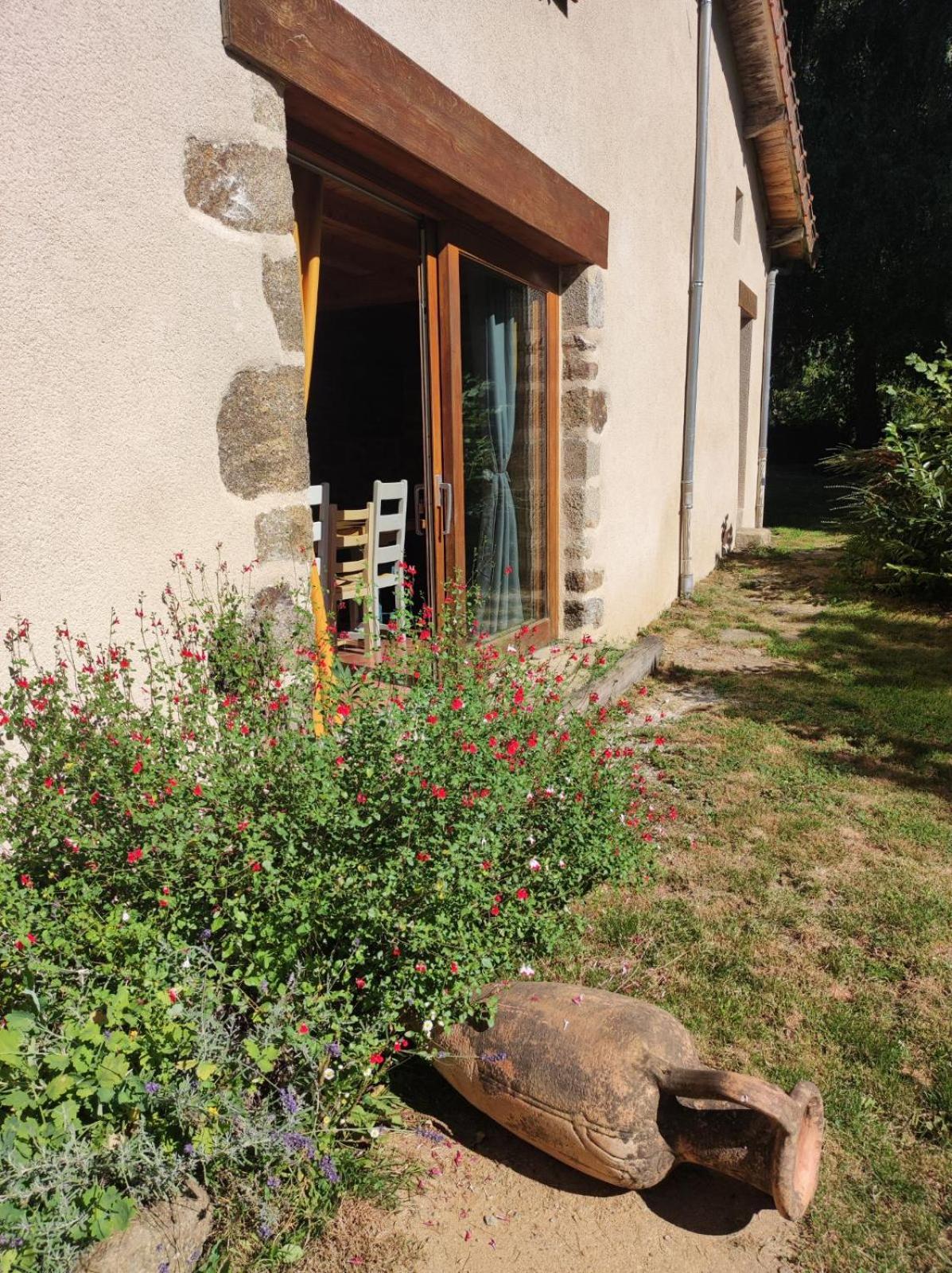 Gite Du Dolmen Classe 3 Epis Villa Blessac Bagian luar foto